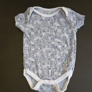 Le Top Bebe Light Blue Baby Bodysuit with Fun Print 6-9 Months